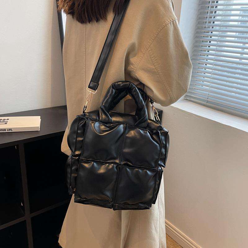 Winter Gepolsterte Streifen Gesteppte Handtaschen Kleiner Puffer Soft Space Damen Quilt Vintage One-Shoulder-Einkaufstasche mit großem Fassungsvermögen