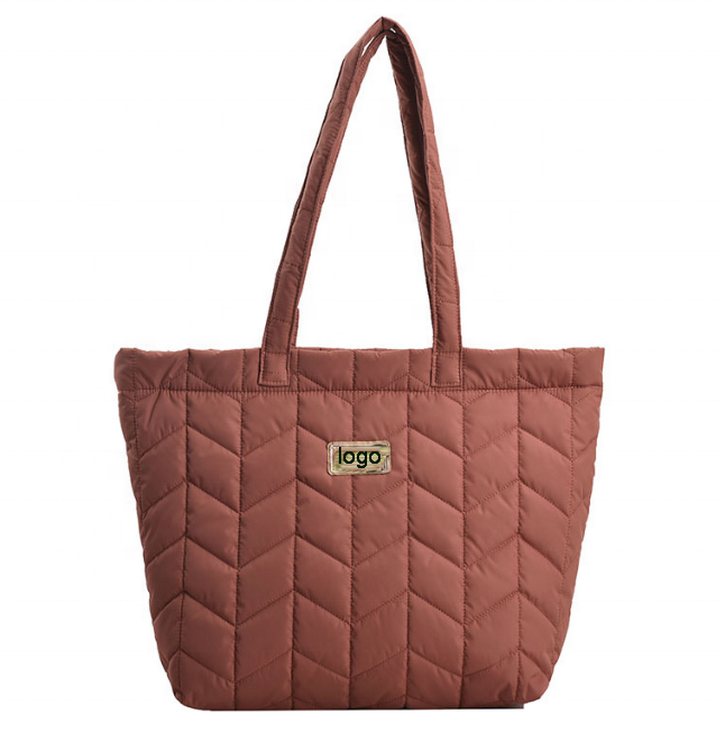 Übergroße, individuelle Puffertasche mit Logo. Modische, leichte, gesteppte Puffer-Einkaufstasche mit Schultertragetasche für Damen